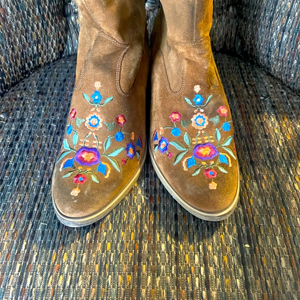 SOLD: Aldo cowgirl floral boots